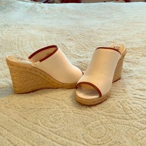 Isaac Mizrahi white/tan ankle boots